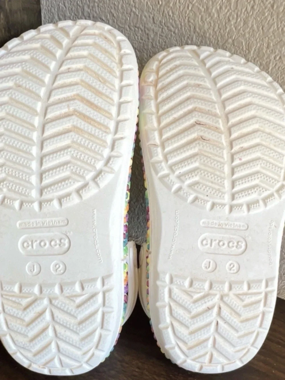 CROCS Kids White Clog with Multicolor Heart Border J2